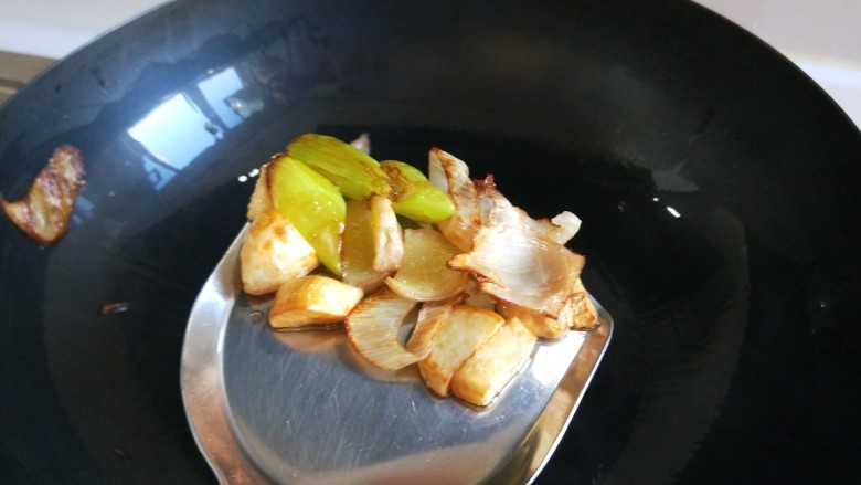 肉末炒泡菜 新文美食,在铲出葱姜蒜留底油,倒入<a style='color:red;display:inline-block;' href='/shicai/ 442'>肉末</a>炒散成出备用。
