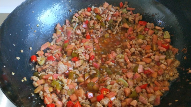 肉末炒泡菜 新文美食,翻炒均匀。