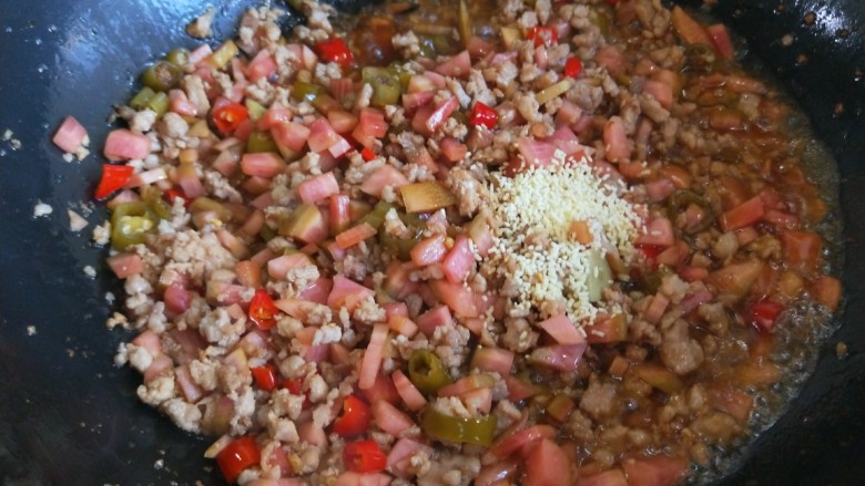 肉末炒泡菜 新文美食,加入适量鸡精。