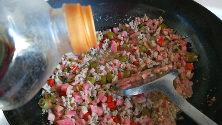 肉末炒泡菜 新文美食,倒入<a style='color:red;display:inline-block;' href='/shicai/ 788'>生抽</a>。