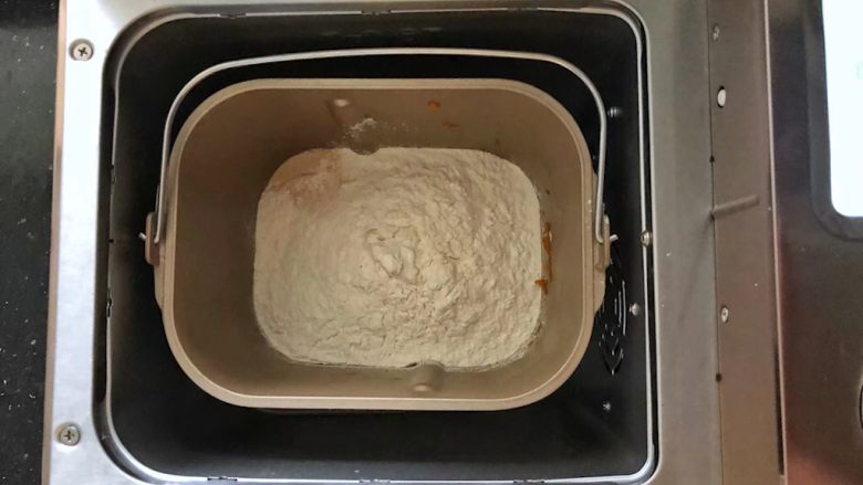 南瓜豆沙排包,3、面包桶装入面包机中,启动和面功能。