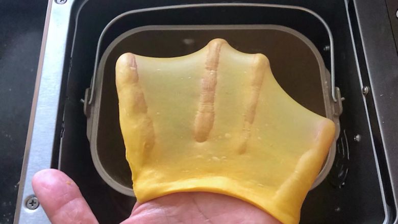 南瓜豆沙排包,5、和面功能结束后,面团达到完全扩展阶段。