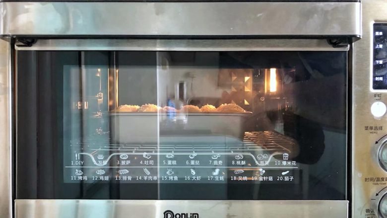 南瓜豆沙排包,17、烤箱150度上下火预热好,放入烤盘于中下层烘烤20分钟后取出。