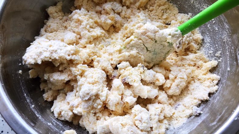 淡奶油果干燕麦司康饼,用硅胶刀辅助，搅拌均匀