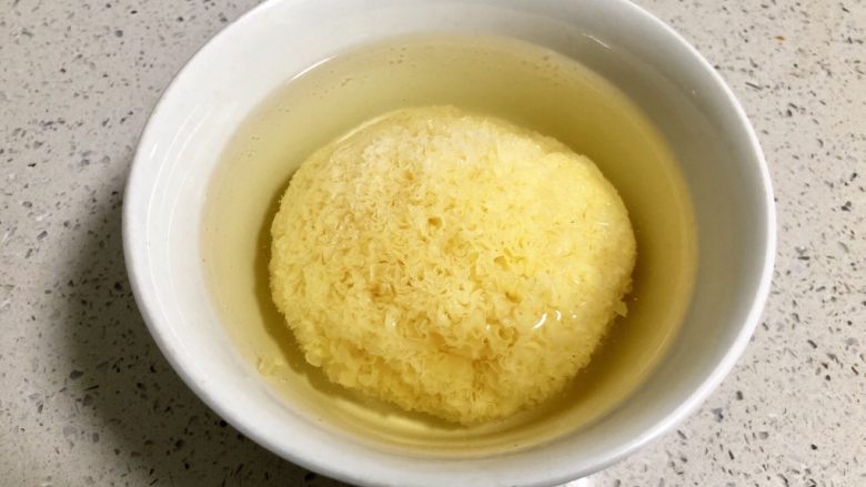 百合红枣糯耳莲子汤,泡发好之后,洗净。