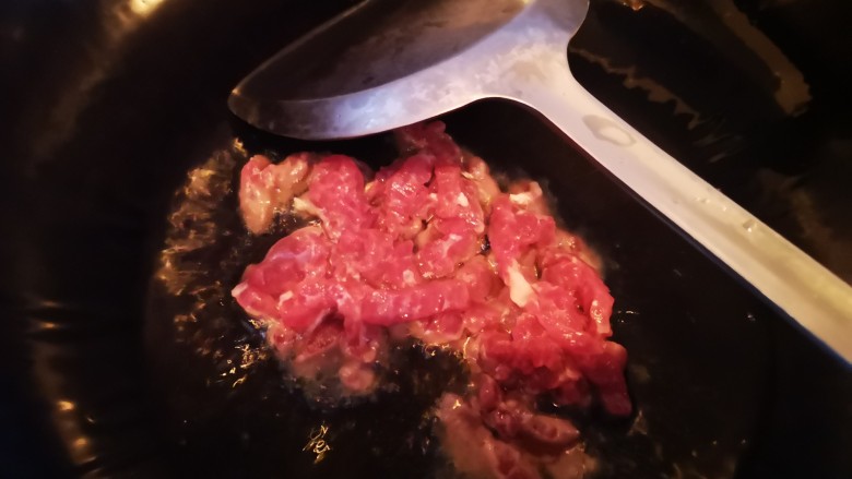 牛肉虾仁炒米线,锅中放少许<a style='color:red;display:inline-block;' href='/shicai/ 857'>植物油</a>,油烧热后放入牛肉炒熟