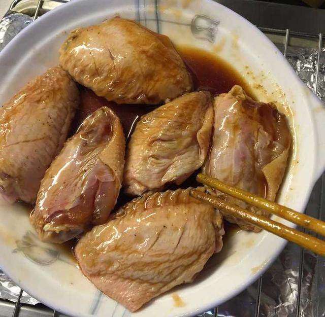 可乐鸡翅,<a style='color:red;display:inline-block;' href='/shicai/ 96'>鸡翅</a>洗干净后，用<a style='color:red;display:inline-block;' href='/shicai/ 4367'>米酒</a>1大匙腌制10-20分钟，用纸巾擦干净后放入锅中煎（皮朝下）