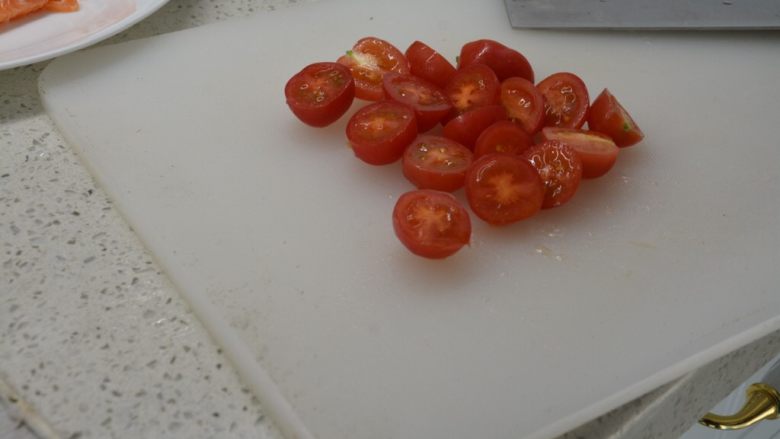 #年年有鱼#家宴:三文鱼沙拉,番茄对半切