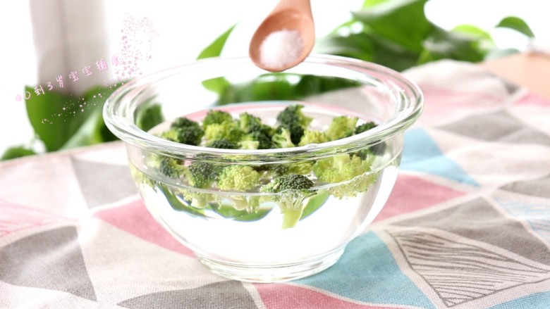 菌菇豆腐羹,放入水中加一小勺盐,浸泡半小时,清洗干净