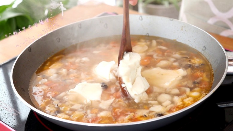 菌菇豆腐羹,待水沸腾时,用勺子舀入豆腐到锅中
tips:<a style='color:red;display:inline-block;' href='/shicai/ 474'>内酯豆腐</a>比较嫩,稍微煮一下就可以了