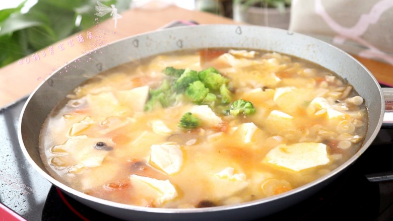 菌菇豆腐羹,放入西兰花,继续煮沸