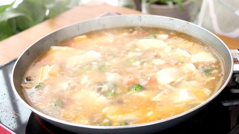 菌菇豆腐羹,轻轻搅拌,加适量盐调味,继续烧沸,煮1min即可