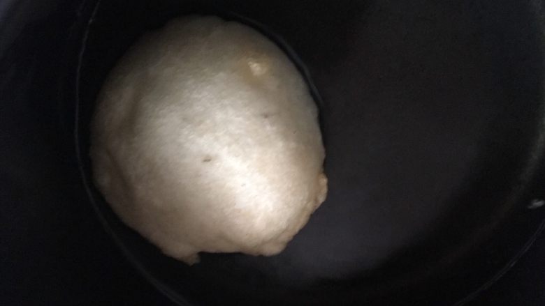 雪衣豆沙,注意用筷子翻拌,炸至均匀微黄即可,刚炸出来是个圆圆鼓鼓的胖纸,遇冷就会缩小表皮起皱,不影响口感