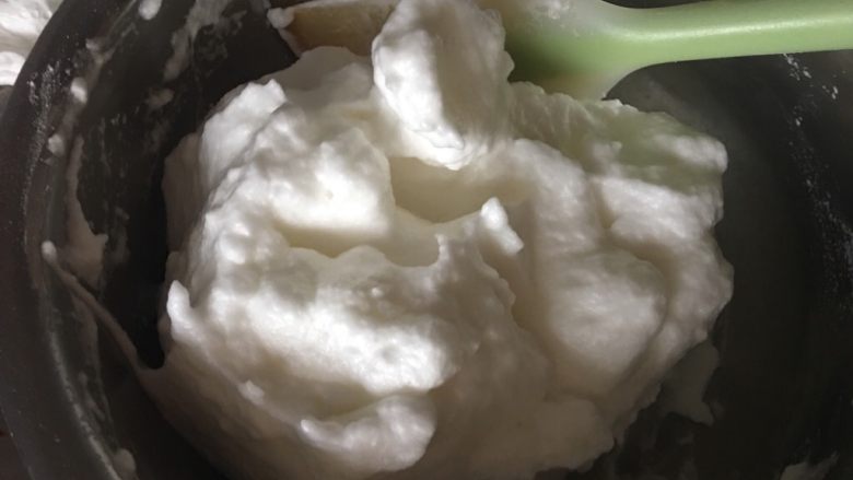 雪衣豆沙,注意采用翻拌切拌手法,不要消泡,锅里倒入<a style='color:red;display:inline-block;' href='/shicai/ 857'>植物油</a>小火加热至四五成热
