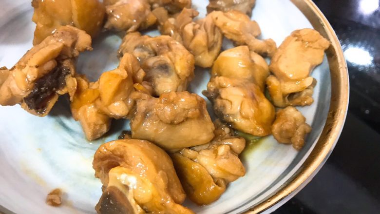 辣子鸡,锅内油再次烧热，将鸡块放入油锅回锅炸1分钟左右，捞出沥干