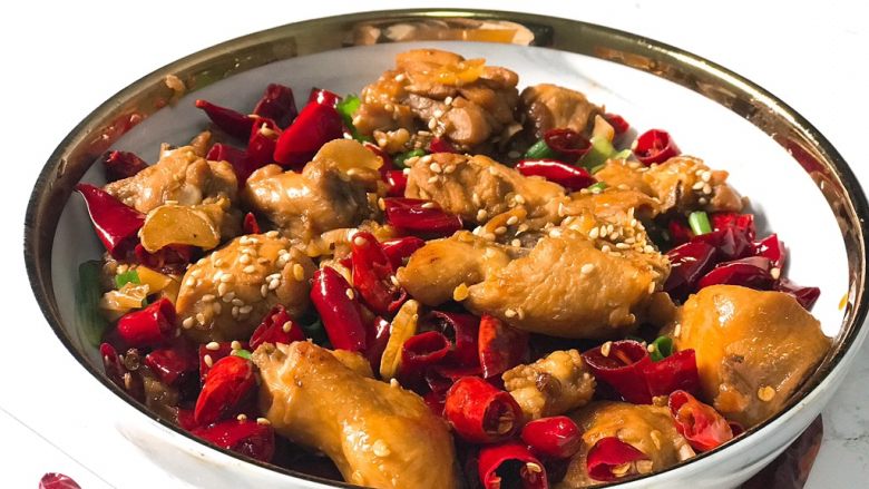 辣子鸡,炒至水分收干，撒上香葱和<a style='color:red;display:inline-block;' href='/shicai/ 678'>白芝麻</a>，淋上香油，就可以出锅了