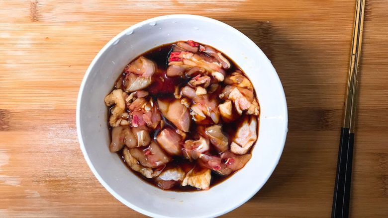 辣子鸡,将鸡切成<a style='color:red;display:inline-block;' href='/shicai/ 104'>鸡块</a>放入碗中，倒入盐，<a style='color:red;display:inline-block;' href='/shicai/ 788'>生抽</a>，<a style='color:red;display:inline-block;' href='/shicai/ 718'>料酒</a>搅拌均匀后腌制30分钟入味