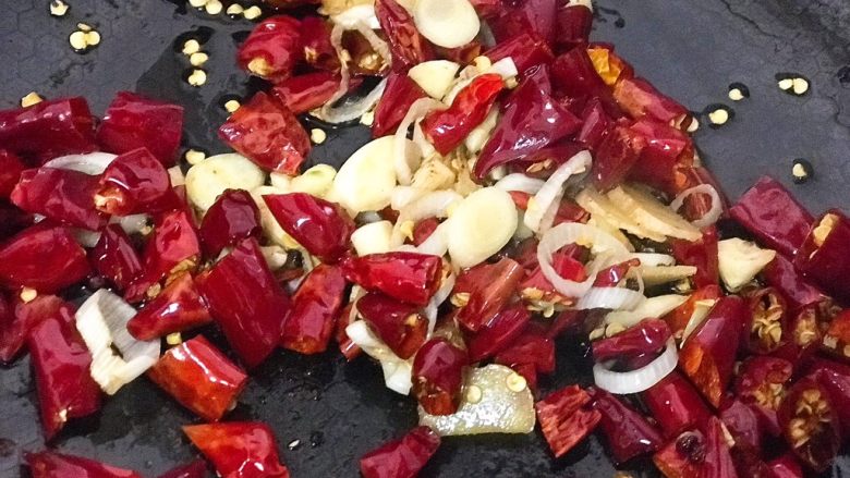 辣子鸡,锅内留些底油烧热，放入葱姜蒜煸炒至出香味，再放入干红椒<a style='color:red;display:inline-block;' href='/shicai/ 700'>花椒</a> 炒出辣味，注意时间和火候的控制，不要把辣椒炒糊