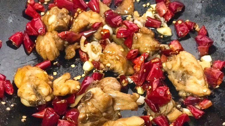 辣子鸡,下入炸好的鸡块，放入<a style='color:red;display:inline-block;' href='/shicai/ 869'>白砂糖</a>，香醋，倒入适量清水，翻炒