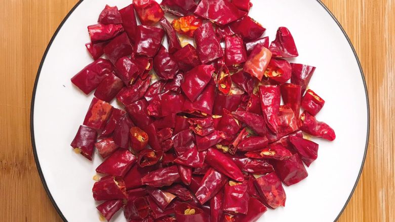 辣子鸡,将干红椒切成小段备用，差不多一根的长度切为三段