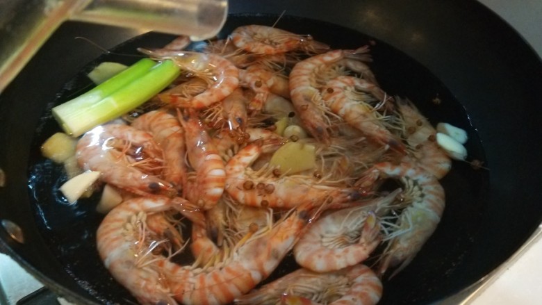 水煮九节虾 新文美食,倒入几滴食用油。