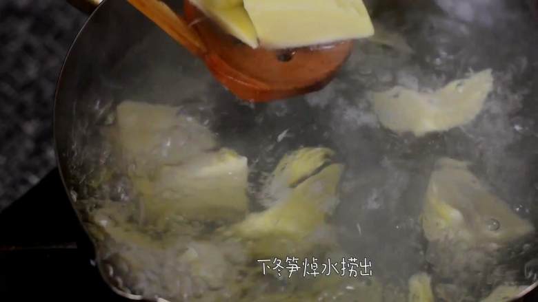 营养美味,简单易上手的虫草花冬笋草鸡汤,冬笋剥壳后切块,锅中加入盐、下冬笋焯水捞出。