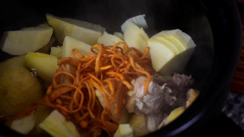 营养美味,简单易上手的虫草花冬笋草鸡汤,炖锅里倒入草鸡块、冬笋、虫草花,加热水没过食材。