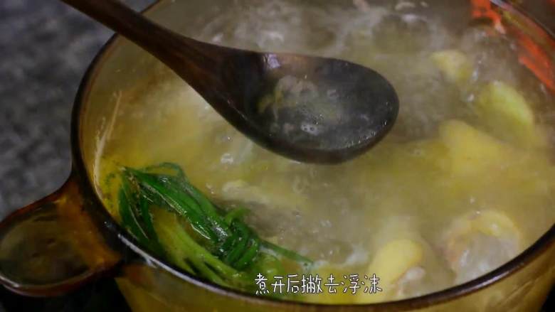 营养美味,简单易上手的虫草花冬笋草鸡汤,煮开后撇去浮沫,捞出备用。