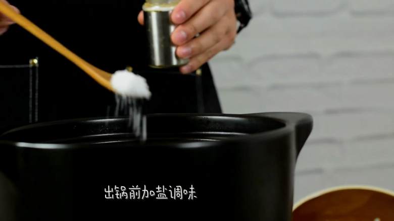 营养美味,简单易上手的虫草花冬笋草鸡汤,开盖,加入枸杞,出锅前加盐调味即可。