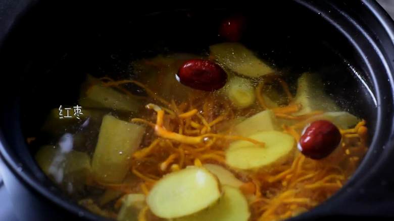 营养美味,简单易上手的虫草花冬笋草鸡汤,放入红枣、姜片。