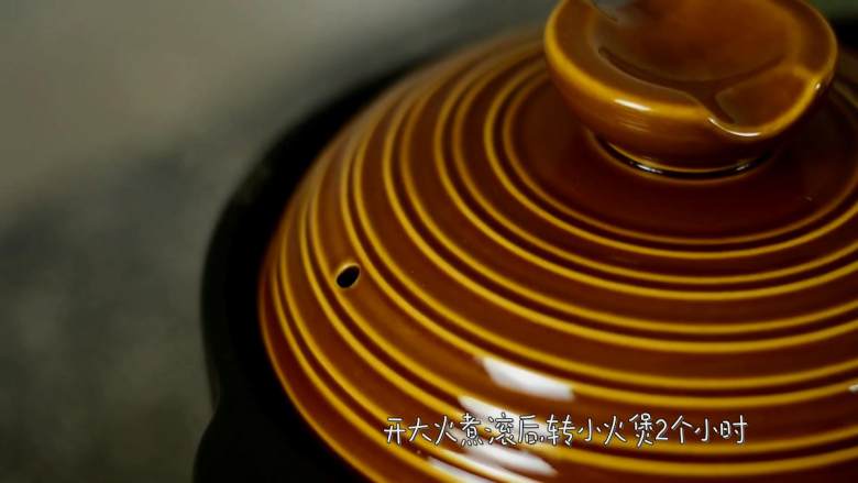 营养美味,简单易上手的虫草花冬笋草鸡汤,开大火煮滚后,转小火煲2个小时。