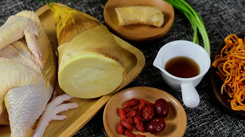营养美味,简单易上手的虫草花冬笋草鸡汤,『食材』
虫草花/冬笋/草鸡
红枣/枸杞/葱结/姜片/<a style='color:red;display:inline-block;' href='/shicai/ 718'>料酒</a>