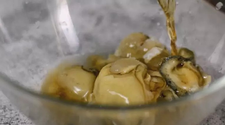 鲜活的生蚝这样做才最鲜美,调料的配方最重要,好吃极了,撒入盐、料酒,拌匀腌制10分钟
