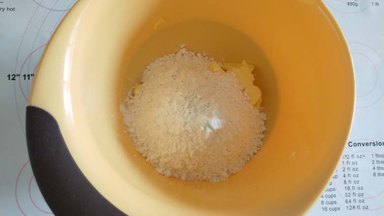 雪花山楂包,酥粒做法:将冷冻状态下的黄油,低筋面粉,糖粉混合,用手用力搓,搓成粗粒状!然后放冰箱冷冻(这次用不完的酥粒直接冰箱冷冻,下次用的时候随用随取,很方便)