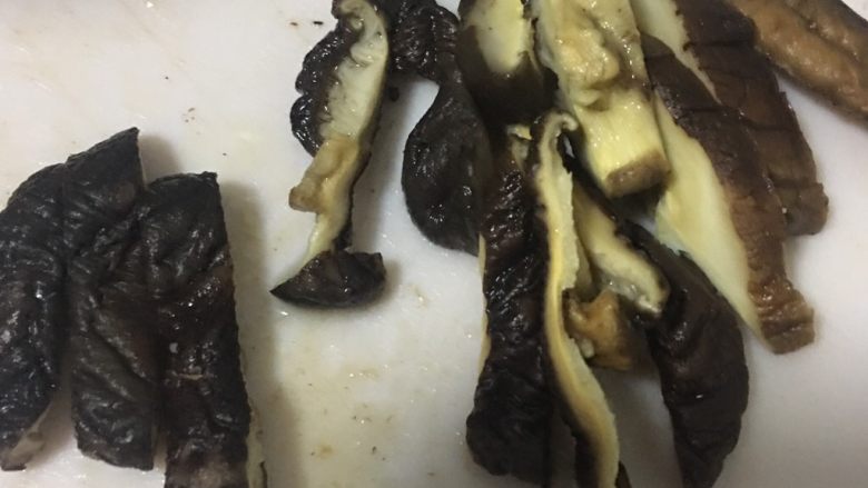 火腿香菇炒白菜,2️⃣ 将泡发好的香菇切成条备用。