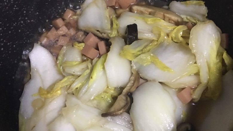 火腿香菇炒白菜,8️⃣ 倒入小半碗水,焖煮5分钟左右至白菜煮熟为止。