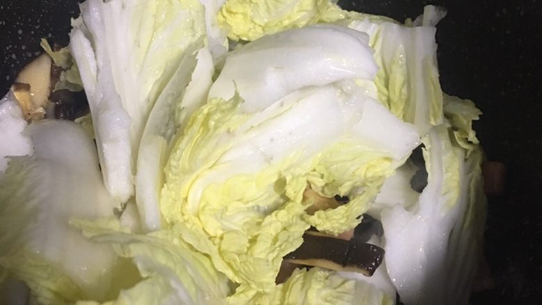 火腿香菇炒白菜,6️⃣ 倒入锅中翻炒至稍软。