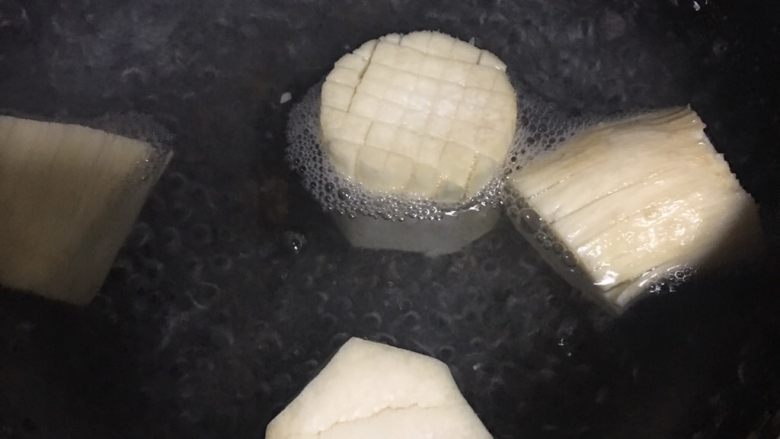开花杏鲍菇,2️⃣ 水煮沸,将杏鲍菇加入水中煮2-3分钟。