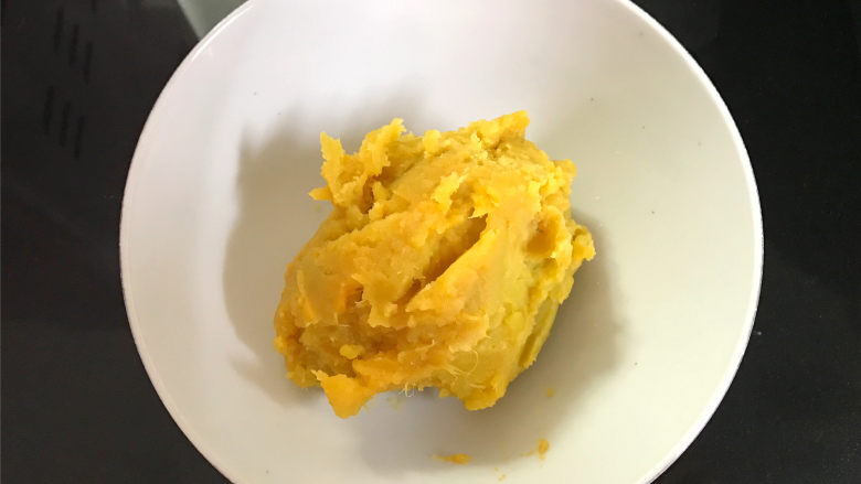 红薯香蕉糯米煎饼,准备好材料后,先把红薯放蒸锅蒸熟后捣成泥。
