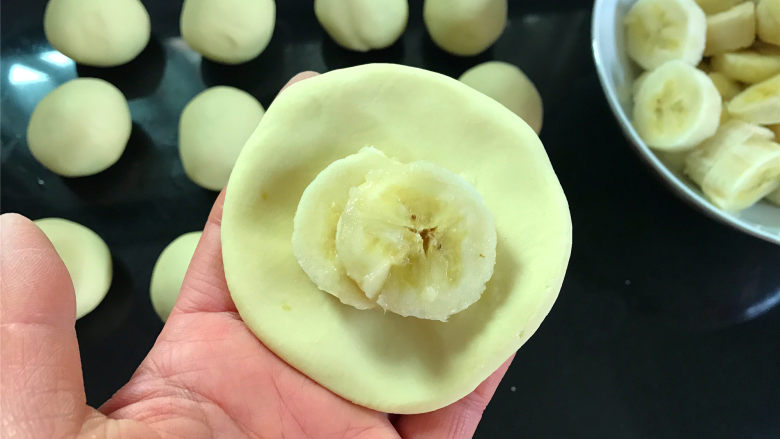 红薯香蕉糯米煎饼,然后取一个小剂子,按扁,放入香蕉。
