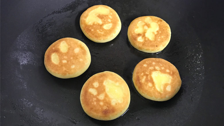 红薯香蕉糯米煎饼,用中小火,一面煎好后翻面煎另一面,直至把两面都煎成金黄色后取出。