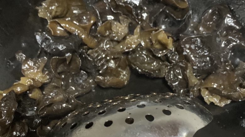 干煸木耳豆角,放一点油放<a style='color:red;display:inline-block;' href='/shicai/ 233'>木耳</a>炒