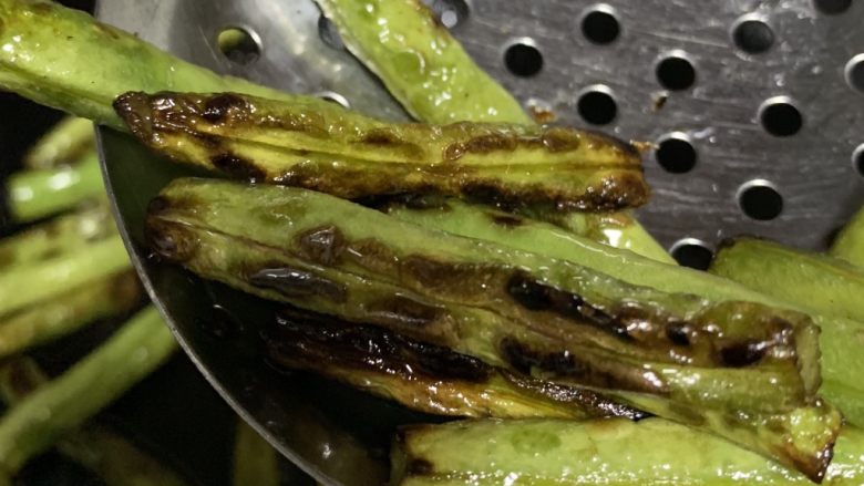 干煸木耳豆角,慢煎出锅