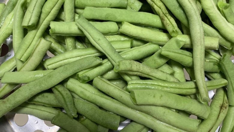 干煸木耳豆角,洗净