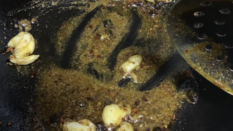 干煸木耳豆角,放油 放蒜放老干妈