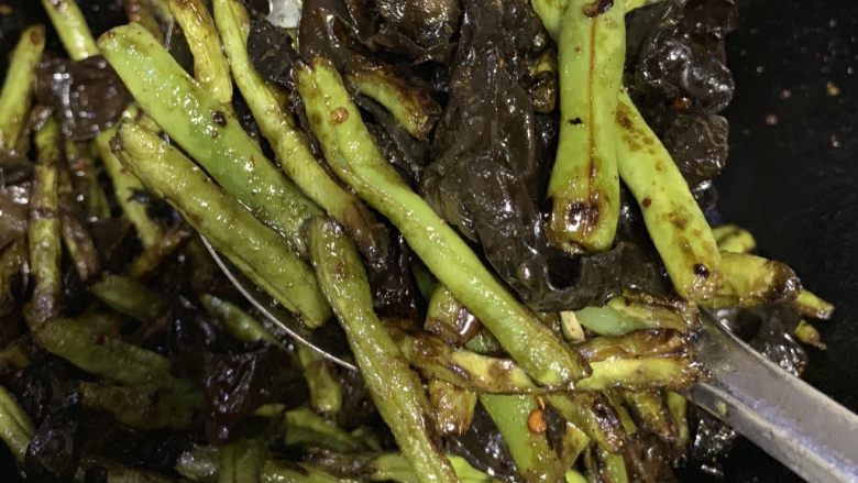 干煸木耳豆角,放盐放鸡粉 糖