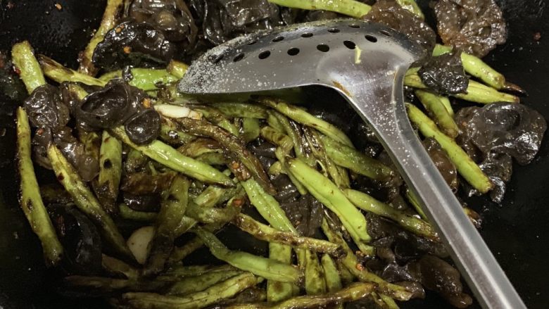 干煸木耳豆角,放<a style='color:red;display:inline-block;' href='/shicai/ 3639'>豆角</a>木耳