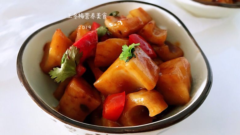 糖醋藕丁,爽脆可口,非常好吃,一个人都能吃一盘呢,但还是不要一个人吃,全家人一起分享更美味。