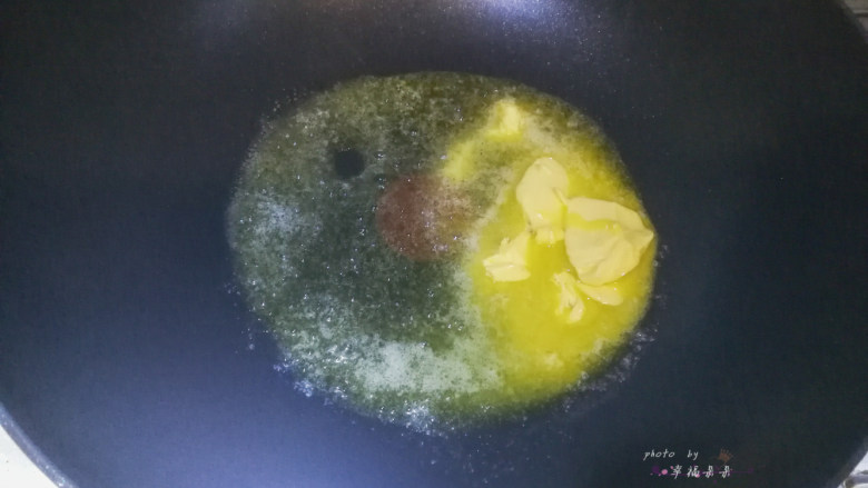 抹茶雪花酥,不粘锅中加入黄油,小火融化