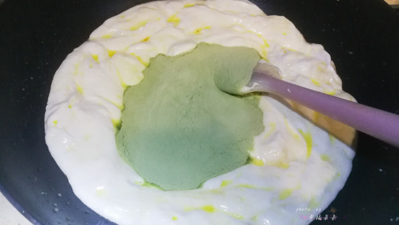 抹茶雪花酥,加入奶粉和抹茶粉的混合粉类,用刮刀翻炒均匀即可